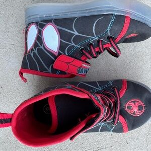 Spider-Man Kids Shoes - Black and Red - like new barely worn - LIGHT UP!